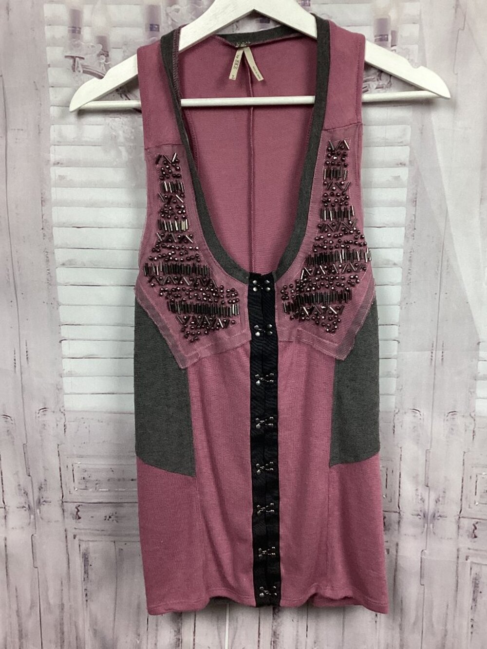 BKE Gimmicks Beaded Sleeveless Vest Top L